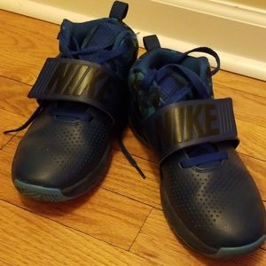 Nike Team Hustle D8 basketball sneaker